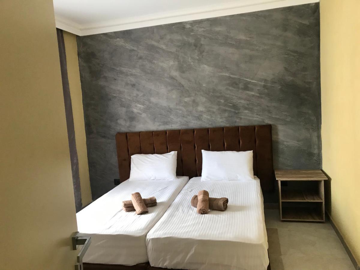 Te Bujtina Hotel- Cozy Stay With Traditional Breakfast Near Beach 格勒姆 外观 照片