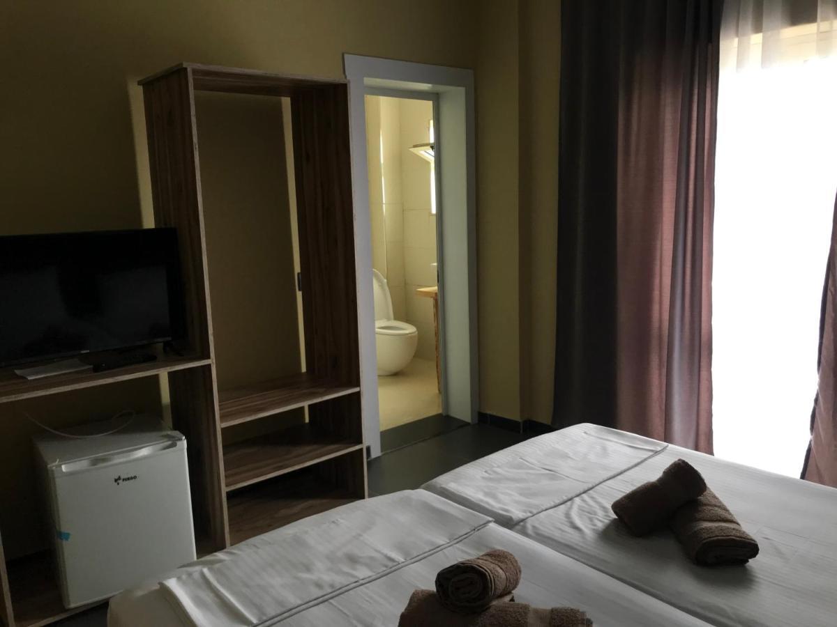 Te Bujtina Hotel- Cozy Stay With Traditional Breakfast Near Beach 格勒姆 外观 照片