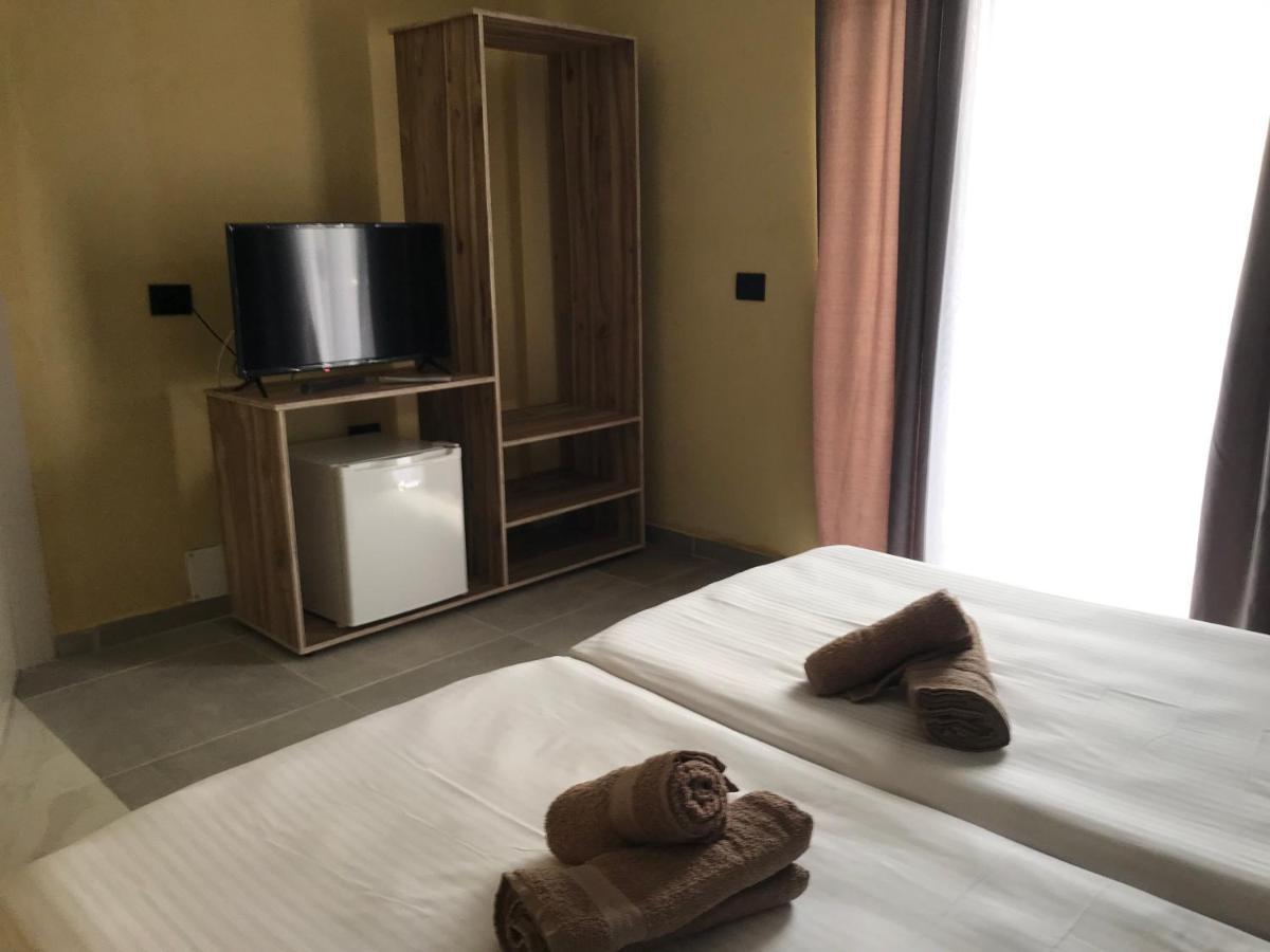 Te Bujtina Hotel- Cozy Stay With Traditional Breakfast Near Beach 格勒姆 外观 照片