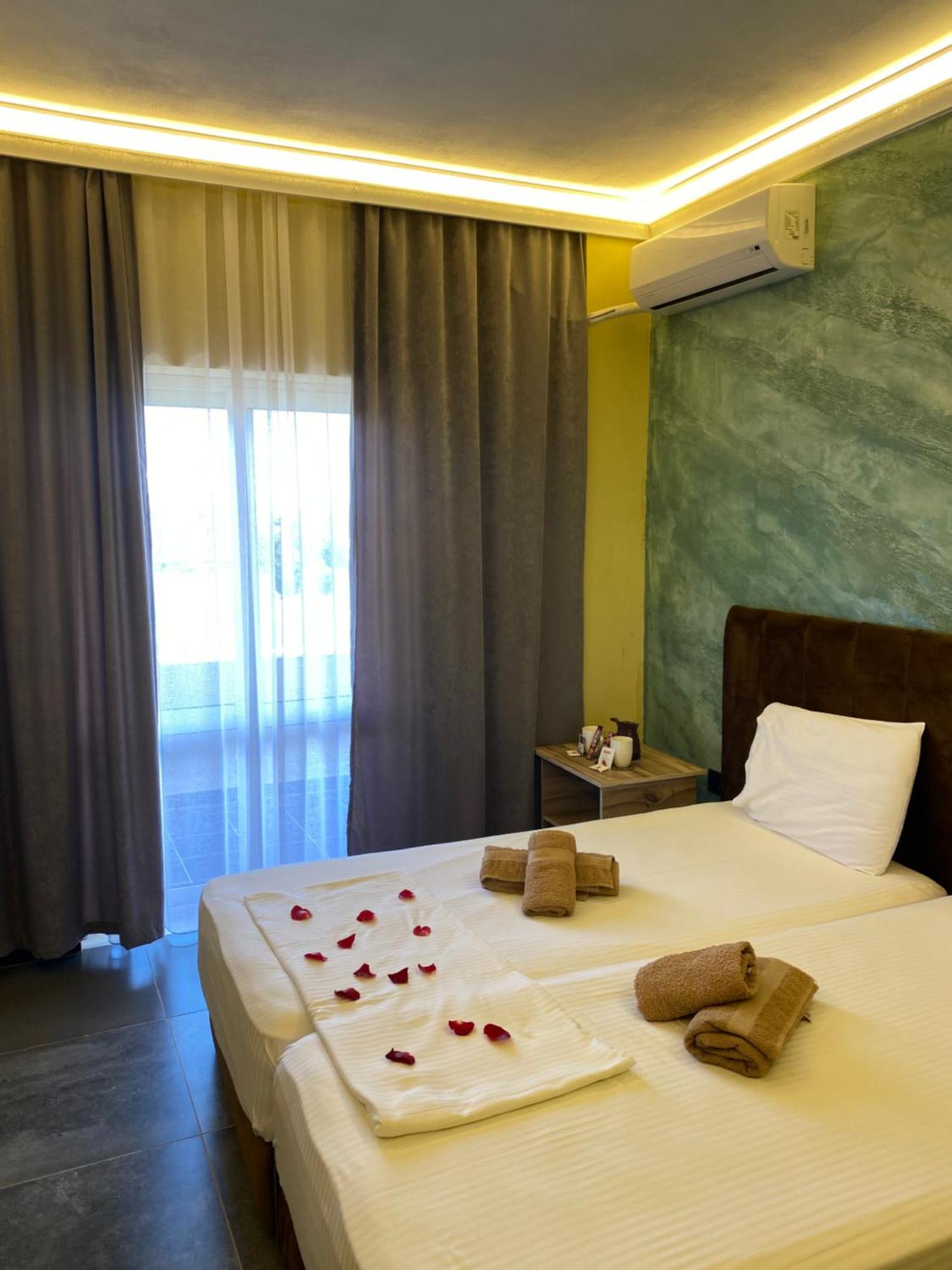 Te Bujtina Hotel- Cozy Stay With Traditional Breakfast Near Beach 格勒姆 外观 照片