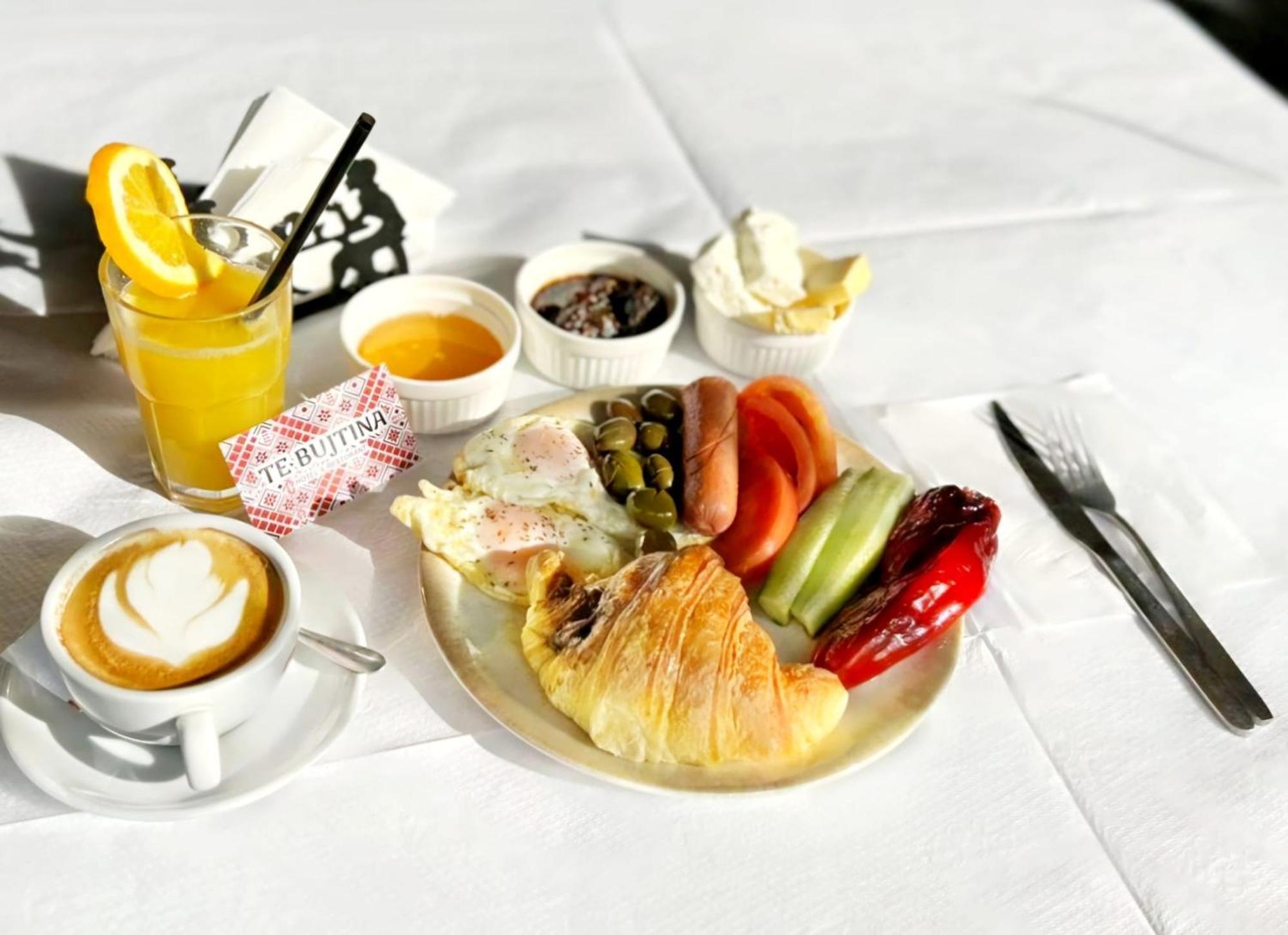 Te Bujtina Hotel- Cozy Stay With Traditional Breakfast Near Beach 格勒姆 外观 照片