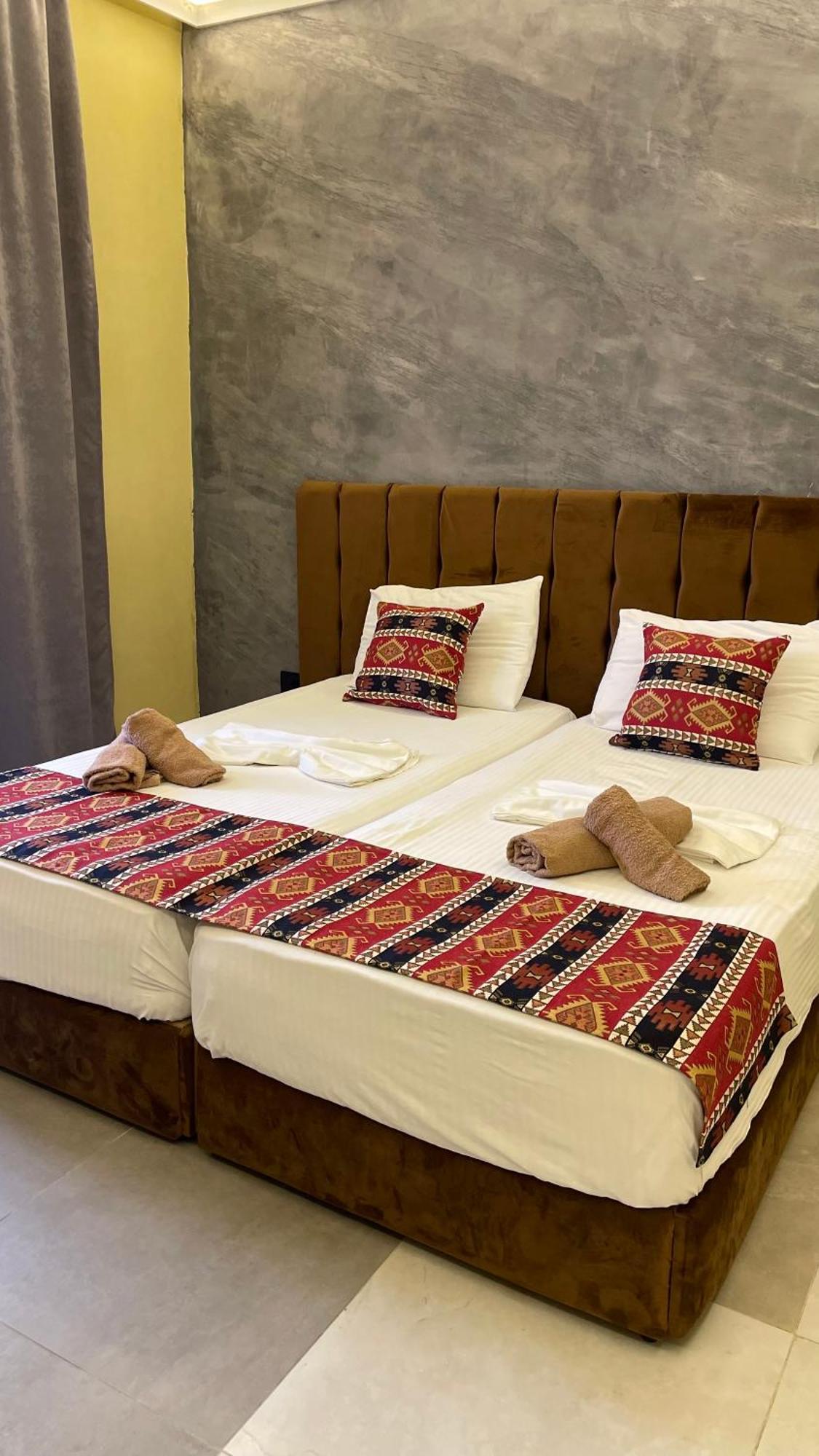 Te Bujtina Hotel- Cozy Stay With Traditional Breakfast Near Beach 格勒姆 外观 照片