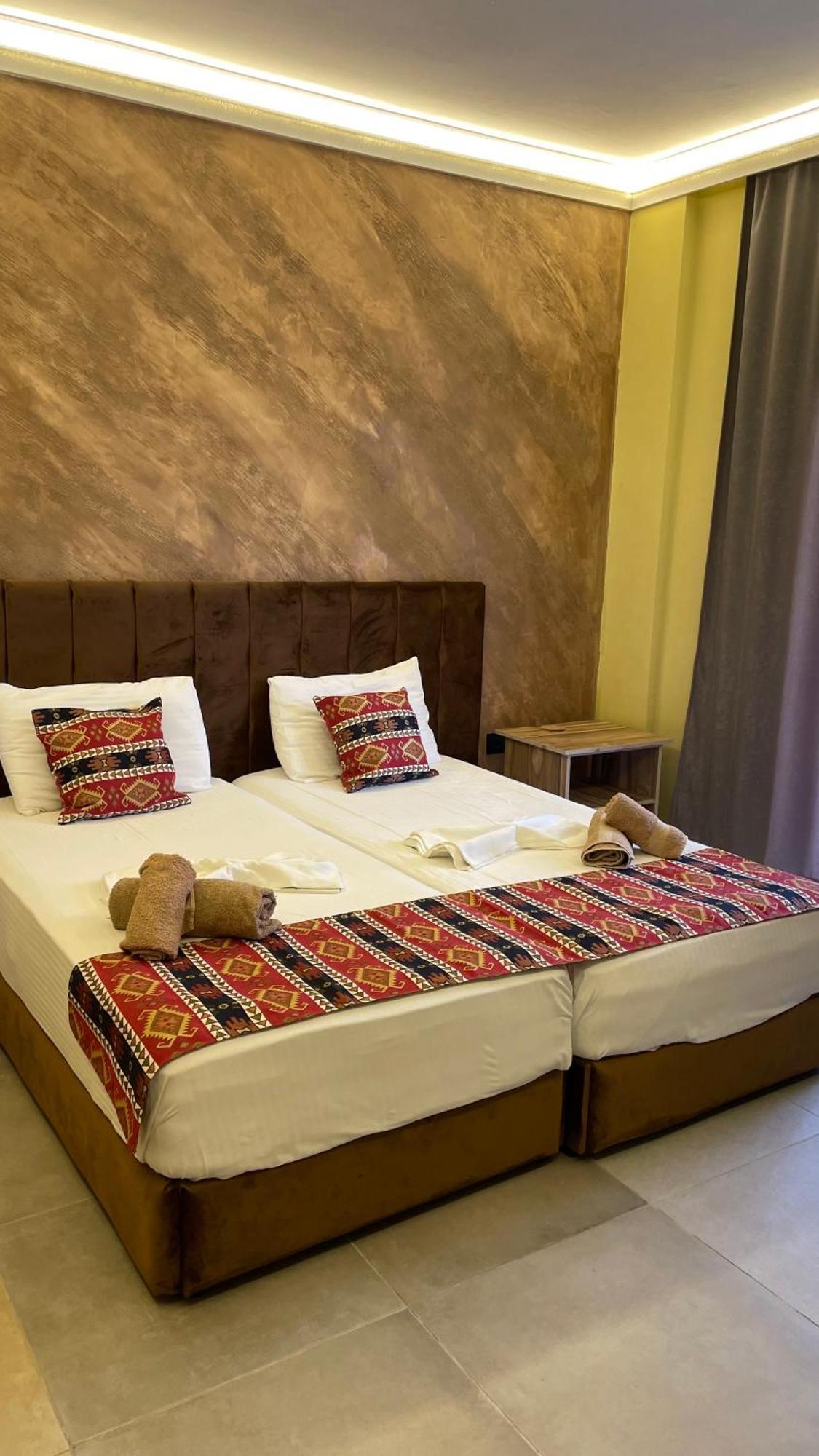 Te Bujtina Hotel- Cozy Stay With Traditional Breakfast Near Beach 格勒姆 外观 照片