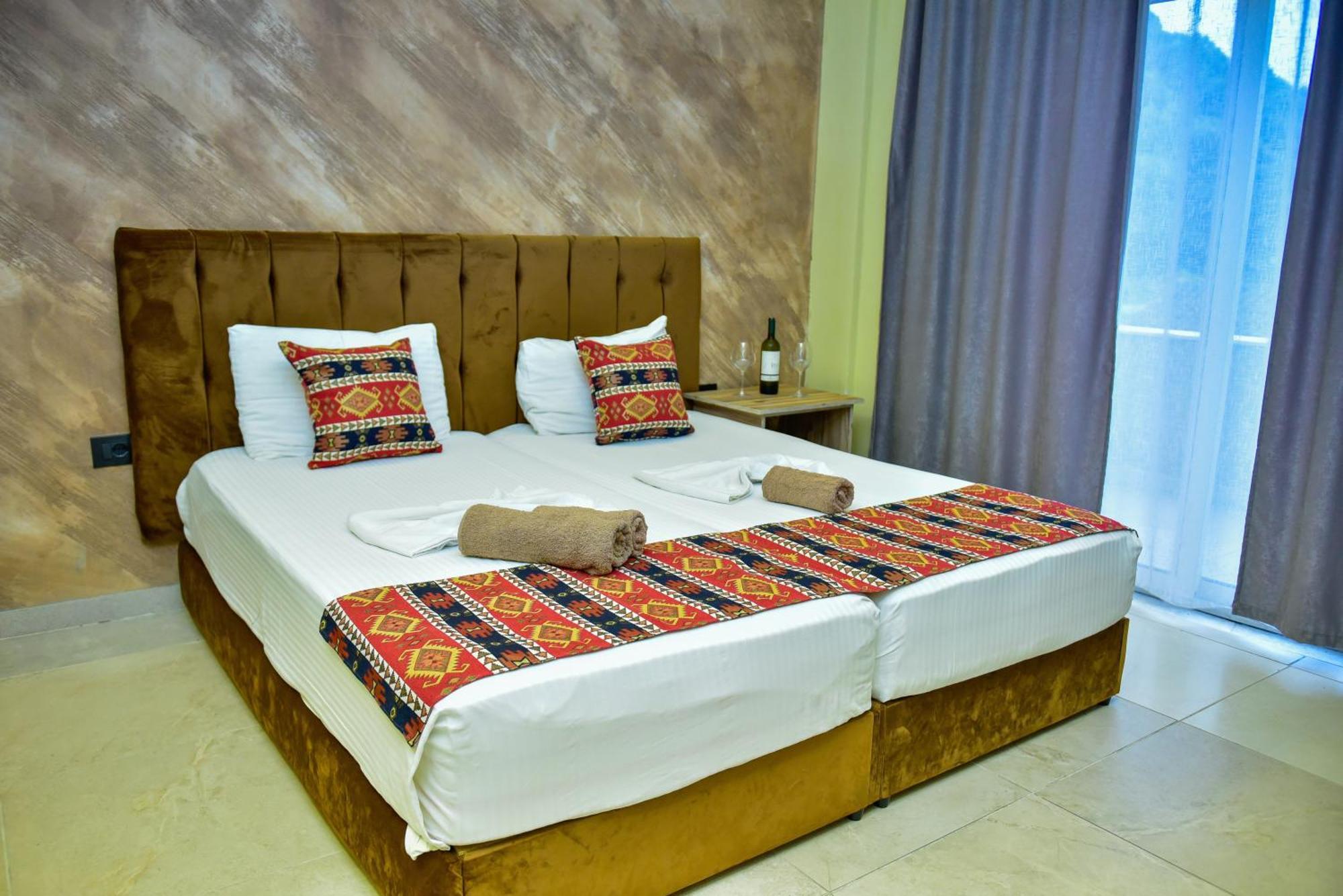 Te Bujtina Hotel- Cozy Stay With Traditional Breakfast Near Beach 格勒姆 外观 照片