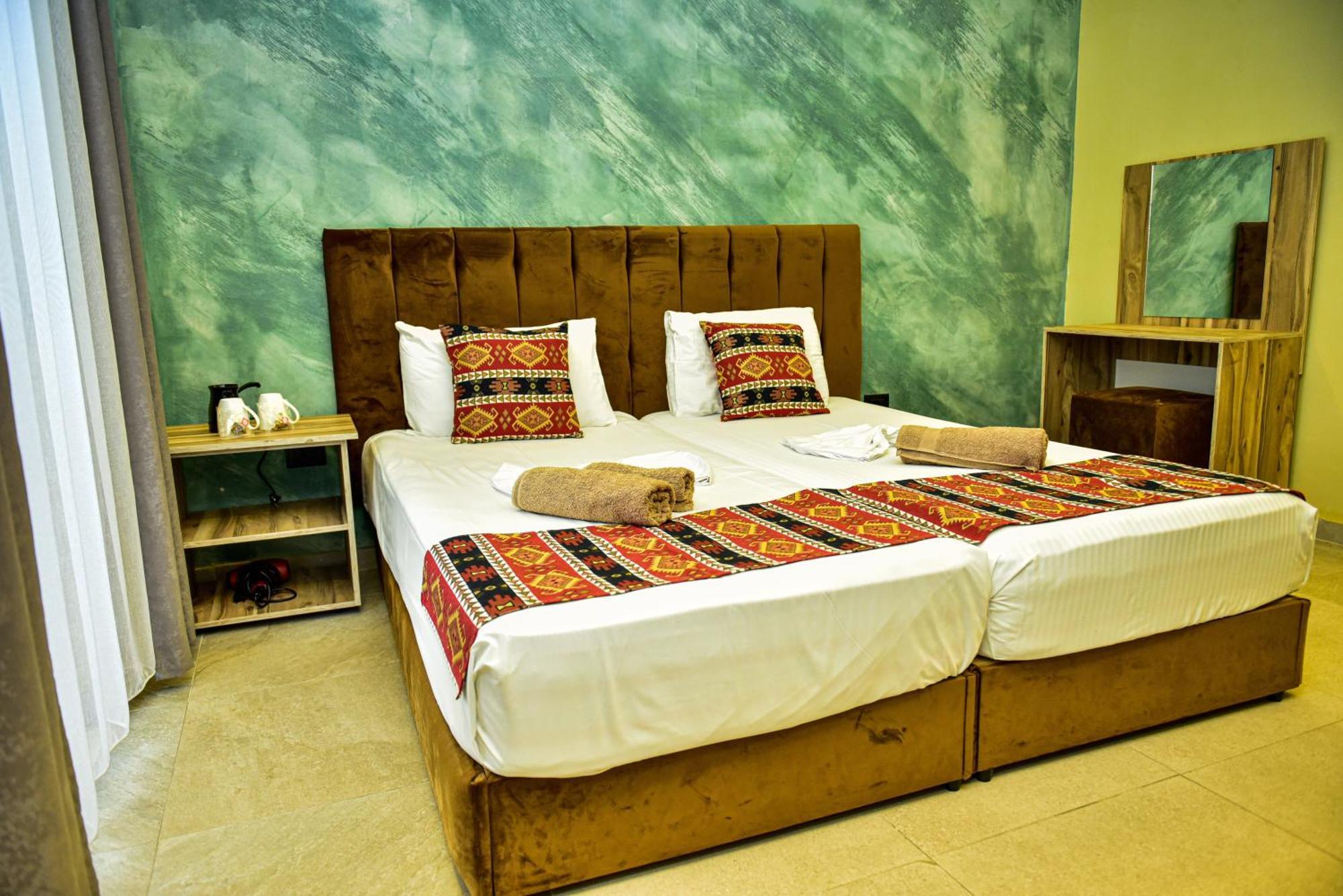 Te Bujtina Hotel- Cozy Stay With Traditional Breakfast Near Beach 格勒姆 外观 照片