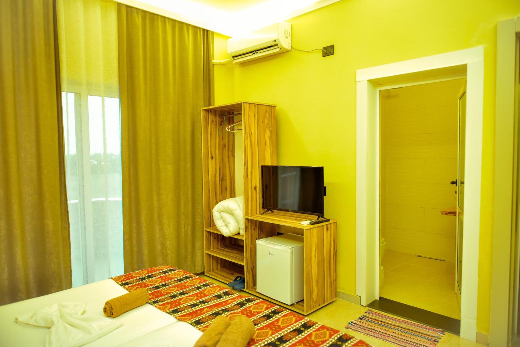 Te Bujtina Hotel- Cozy Stay With Traditional Breakfast Near Beach 格勒姆 外观 照片