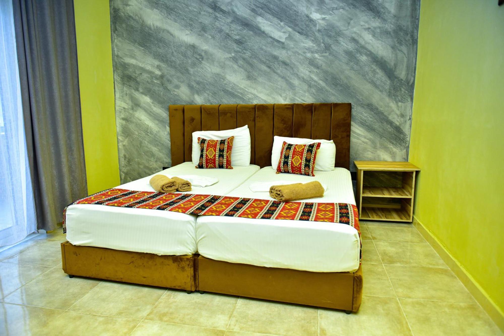Te Bujtina Hotel- Cozy Stay With Traditional Breakfast Near Beach 格勒姆 外观 照片
