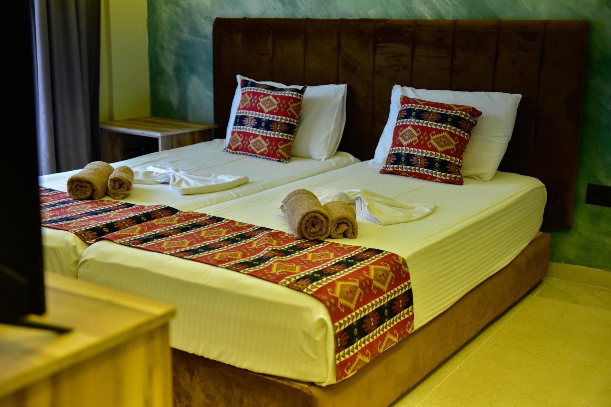 Te Bujtina Hotel- Cozy Stay With Traditional Breakfast Near Beach 格勒姆 外观 照片