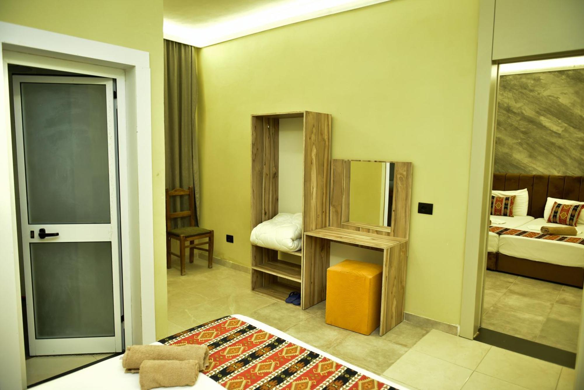 Te Bujtina Hotel- Cozy Stay With Traditional Breakfast Near Beach 格勒姆 外观 照片
